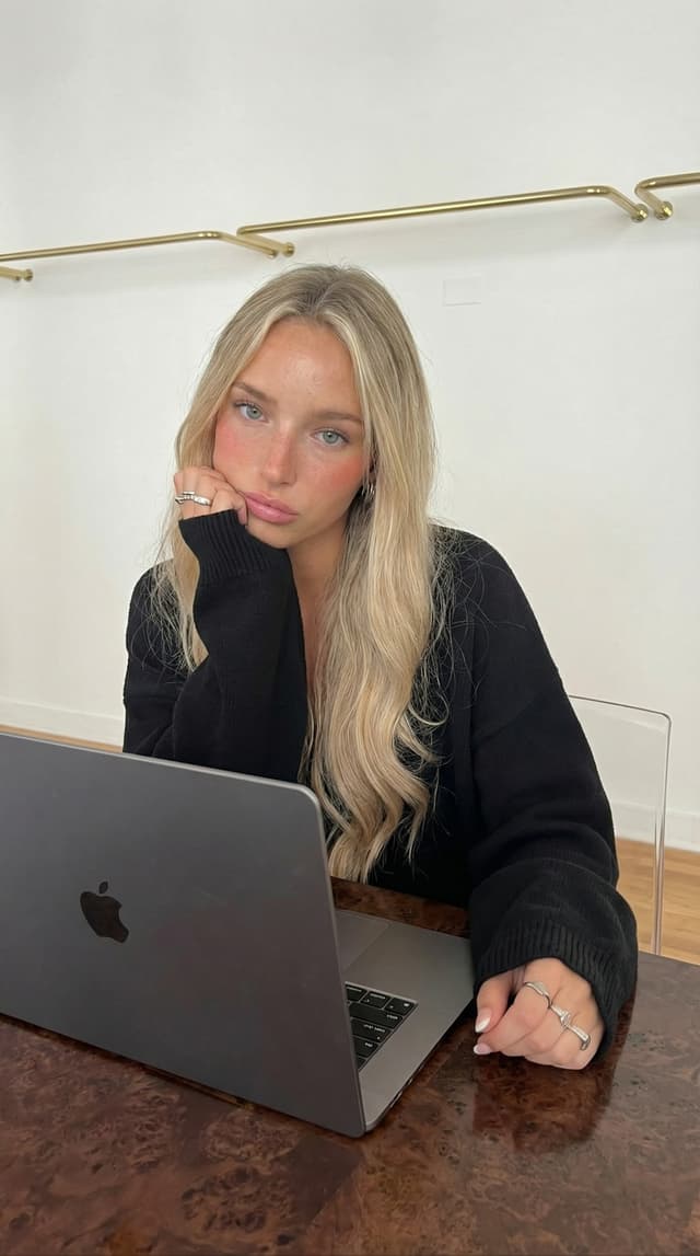 Filippa Dahl ved sin computer